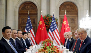 2018年12月1日、ブエノスアイレスでの首脳会談で対峙したトランプ米大統領(右端)と習近平・中国国家主席(左端)=ロイター 2018年12月1日、ブエノスアイレスでの首脳会談で対峙したトランプ米大統領(右端)と習近平・中国国家主席(左端)=ロイター