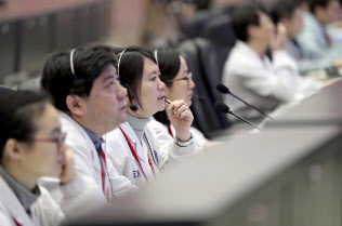 月の裏側への探査機着陸成功に北京の宇宙管制センターは沸いた=新華社AP 月の裏側への探査機着陸成功に北京の宇宙管制センターは沸いた=新華社AP
