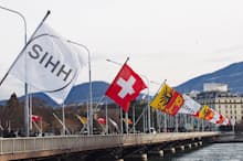 ローヌ川の河口、レマン湖にかかるモンブラン橋には「ジュネーブサロン（SIHH）」の旗が掲げられた（スイス・ジュネーブ）