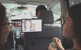車内のモニターに映った人工知能を搭載したキャラクターがコミュニケーションをとる