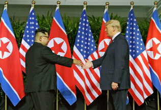 初の首脳会談で握手を交わす北朝鮮の金正恩委員長(左)とトランプ米大統領=2018年6月12日、シンガポール(AP=共同) 初の首脳会談で握手を交わす北朝鮮の金正恩委員長(左)とトランプ米大統領=2018年6月12日、シンガポール(AP=共同)
