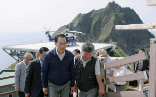 韓国の大統領として初めて竹島に上陸した李明博氏(中央)=聯合・共同 韓国の大統領として初めて竹島に上陸した李明博氏(中央)=聯合・共同