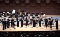 「大阪4大オーケストラの響演」でファンファーレを奏でる各楽団の奏者（2018年4月、大阪市北区）=朝日新聞文化財団提供