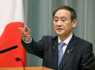 記者会見する菅官房長官(8日午前、首相官邸)=共同 記者会見する菅官房長官(8日午前、首相官邸)=共同