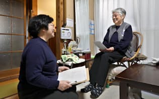 一人暮らしの女性宅を訪問する民生委員の平野セツ子さん（東京・目黒、2018年12月）