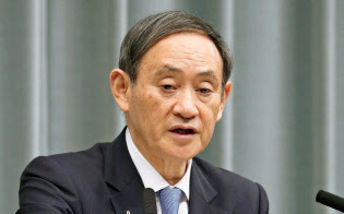記者会見する菅官房長官=8日午前、首相官邸 記者会見する菅官房長官=8日午前、首相官邸