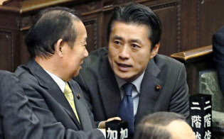 衆院本会議で自民党の二階幹事長(左)と話す細野氏(5日)=共同 衆院本会議で自民党の二階幹事長(左)と話す細野氏(5日)=共同