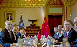 貿易協議に臨む中国の劉鶴副首相(左)とライトハイザーUSTR代表(右)ら(1月30日、ワシントン)=AP 貿易協議に臨む中国の劉鶴副首相(左)とライトハイザーUSTR代表(右)ら(1月30日、ワシントン)=AP