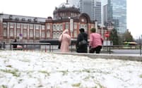 雪が積もったJR東京駅前（9日午前、東京都千代田区）