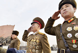北朝鮮の朝鮮人民軍創建71年の記念日を迎え、平壌の「万寿台の丘」で敬礼する軍人=8日(共同) 北朝鮮の朝鮮人民軍創建71年の記念日を迎え、平壌の「万寿台の丘」で敬礼する軍人=8日(共同)