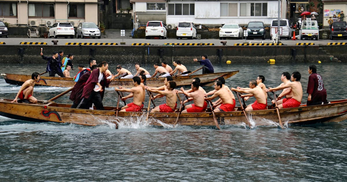 勇ましく櫂伝馬競漕 和歌山 大島 水門祭 日本経済新聞 勇ましく櫂伝馬競漕 和歌山 大島 水門祭 日本経済新聞