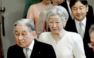 在位30年記念式典は東京・国立劇場で開き、天皇、皇后両陛下が臨席される(写真は1月の「歌会始の儀」)=共同 在位30年記念式典は東京・国立劇場で開き、天皇、皇后両陛下が臨席される(写真は1月の「歌会始の儀」)=共同