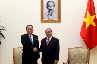 北朝鮮の李容浩外相(左)はベトナムのグエン・スアン・フック首相と会談している(18年12月 ハノイ)=ロイター 北朝鮮の李容浩外相(左)はベトナムのグエン・スアン・フック首相と会談している(18年12月 ハノイ)=ロイター