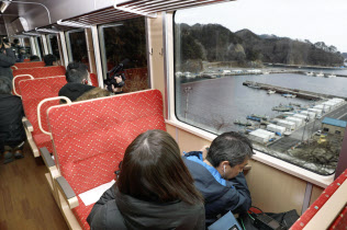 JR山田線宮古―釜石間が三陸鉄道に移管され、開通するのを前に行われた報道関係者向けの試乗会(11日、岩手県釜石市)=共同 JR山田線宮古―釜石間が三陸鉄道に移管され、開通するのを前に行われた報道関係者向けの試乗会(11日、岩手県釜石市)=共同
