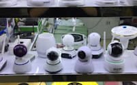 中国の至る所で目にする監視カメラは「カラー革命」を食い止める切り札とされる（中国内の販売店）