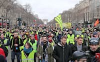 9日、パリで黄色いベスト運動のデモに参加する人々（タス=共同）
