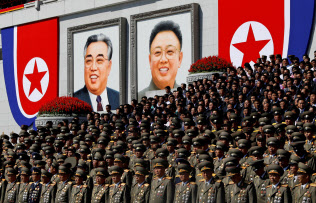 北朝鮮の軍事パレード(18年9月)=ロイター 北朝鮮の軍事パレード(18年9月)=ロイター