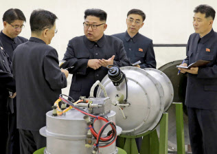 米軍高官は完全な非核化に懐疑的な見方を示す(写真中央は北朝鮮の金正恩委員長。朝鮮中央通信配信)=AP 米軍高官は完全な非核化に懐疑的な見方を示す(写真中央は北朝鮮の金正恩委員長。朝鮮中央通信配信)=AP