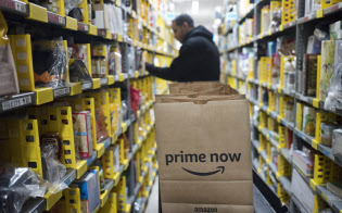 アマゾンは膨大な販売データを握る
(米ニューヨーク)=AP アマゾンは膨大な販売データを握る
(米ニューヨーク)=AP