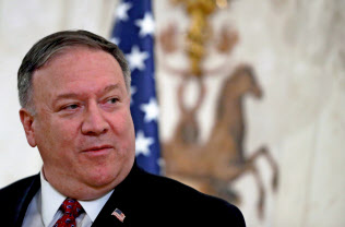 ポンペオ米国務長官は米朝首脳再会談に向けて「(成功に向けた)道のりをできる限り進んでいきたい」と語った(12日、ワルシャワ)=ロイター ポンペオ米国務長官は米朝首脳再会談に向けて「(成功に向けた)道のりをできる限り進んでいきたい」と語った(12日、ワルシャワ)=ロイター