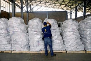 ベネズエラとの国境近くに積み上げられた、食料品や医薬品などの支援物資(コロンビア北部ククタ)=ロイター ベネズエラとの国境近くに積み上げられた、食料品や医薬品などの支援物資(コロンビア北部ククタ)=ロイター