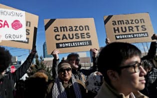 アマゾン第2本社に反対する米ニューヨーク市民(14日)=ロイター アマゾン第2本社に反対する米ニューヨーク市民(14日)=ロイター