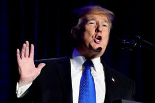 トランプ米大統領は非常事態宣言を発令して国境の壁を建設する狙い(13日、ワシントン)=ロイター トランプ米大統領は非常事態宣言を発令して国境の壁を建設する狙い(13日、ワシントン)=ロイター