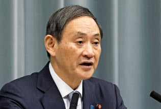 記者会見する菅官房長官(15日午前、首相官邸)=共同 記者会見する菅官房長官(15日午前、首相官邸)=共同