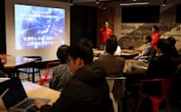 浜野製作所（東京・墨田）はスタートアップと技術力のある町工場を集め匠相談会を開いた（1月、同）