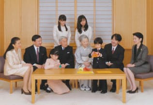 皇族の数は減少が続く(2011年12月の天皇ご一家)=宮内庁提供 皇族の数は減少が続く(2011年12月の天皇ご一家)=宮内庁提供