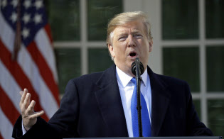 15日、記者会見するトランプ氏(ワシントン)=AP 15日、記者会見するトランプ氏(ワシントン)=AP