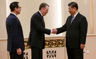 中国の習近平国家主席(右)と握手する米通商代表部のライトハイザー代表(中)(15日、北京)=ロイター 中国の習近平国家主席(右)と握手する米通商代表部のライトハイザー代表(中)(15日、北京)=ロイター