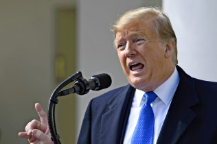 記者会見するトランプ米大統領(15日、ワシントン)=AP 記者会見するトランプ米大統領(15日、ワシントン)=AP