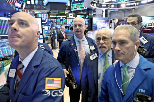 NY株は3カ月ぶり高値に上昇(ニューヨーク証券取引所)=ロイター NY株は3カ月ぶり高値に上昇(ニューヨーク証券取引所)=ロイター