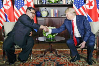 2018年6月、シンガポールで会談する北朝鮮の金正恩朝鮮労働党委員長(左)とトランプ米大統領=AP 2018年6月、シンガポールで会談する北朝鮮の金正恩朝鮮労働党委員長(左)とトランプ米大統領=AP