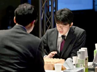 朝日杯オープン戦の本戦トーナメント準決勝で、行方尚史八段(手前)と対局する藤井聡太七段(16日午前、東京都千代田区)=共同 朝日杯オープン戦の本戦トーナメント準決勝で、行方尚史八段(手前)と対局する藤井聡太七段(16日午前、東京都千代田区)=共同