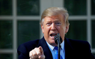 15日、メキシコとの国境に壁を建設するため非常事態を宣言したトランプ氏(ワシントン)=ロイター 15日、メキシコとの国境に壁を建設するため非常事態を宣言したトランプ氏(ワシントン)=ロイター