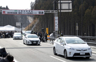 三陸沿岸道路の歌津IC―小泉海岸IC間の開通で、気仙沼市方面に向かって走る車(16日、宮城県南三陸町)=共同 三陸沿岸道路の歌津IC―小泉海岸IC間の開通で、気仙沼市方面に向かって走る車(16日、宮城県南三陸町)=共同