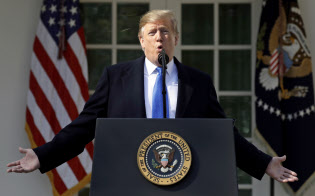 ホワイトハウスで非常事態宣言の記者会見に臨むトランプ米大統領(15日)=AP ホワイトハウスで非常事態宣言の記者会見に臨むトランプ米大統領(15日)=AP