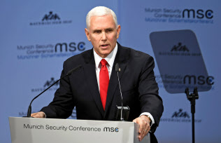 ミュンヘン安全保障会議で演説するペンス米副大統領=16日、ドイツ南部ミュンヘン(ロイター=共同) ミュンヘン安全保障会議で演説するペンス米副大統領=16日、ドイツ南部ミュンヘン(ロイター=共同)