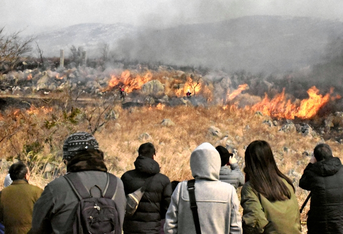 春告げる秋吉台の山焼き 山口 美祢 日本経済新聞 春告げる秋吉台の山焼き 山口 美祢 日本経済新聞