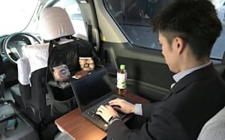 オンデマンド通勤シャトルでは、Wi-Fiやパソコン用の机など働くための場所を提供する（写真はイメージ）