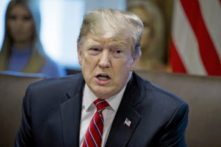 トランプ米大統領は自動車関税を貿易交渉のカードに使う=AP トランプ米大統領は自動車関税を貿易交渉のカードに使う=AP