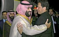 17日、サウジアラビアのムハンマド皇太子(左)を出迎えるパキスタンのカーン首相=ロイター