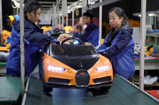 世界一の玩具工場である中国が貿易戦争で打撃を受けている(河北省の工場)=ロイター 世界一の玩具工場である中国が貿易戦争で打撃を受けている(河北省の工場)=ロイター