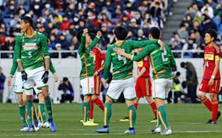 サッカーの全国高校選手権で優勝した青森山田イレブン。来る者を拒まない部活は日本独特=共同 サッカーの全国高校選手権で優勝した青森山田イレブン。来る者を拒まない部活は日本独特=共同