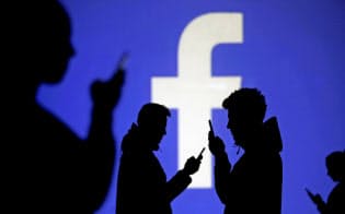 英下院のデジタル委員会は報告書で、フェイスブックなどのソーシャルメディアを規制する独立機関の新設を提唱した=ロイター 英下院のデジタル委員会は報告書で、フェイスブックなどのソーシャルメディアを規制する独立機関の新設を提唱した=ロイター