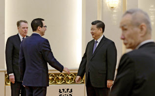 米交渉団メンバーらと言葉を交わす習近平国家主席(15日、北京)=ロイター 米交渉団メンバーらと言葉を交わす習近平国家主席(15日、北京)=ロイター