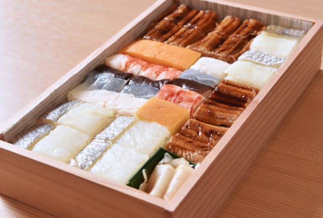 「二寸六分の懐石」といわれる吉野寿司（ずし）の箱ずし（大阪市中央区）