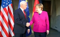 ミュンヘン安保会議では、ペンス米副大統領(左)とメルケル独首相が米欧間の対立を演出した=ロイター